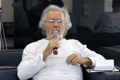 Marcio Automare faz perguntas aos expositores durante o debate