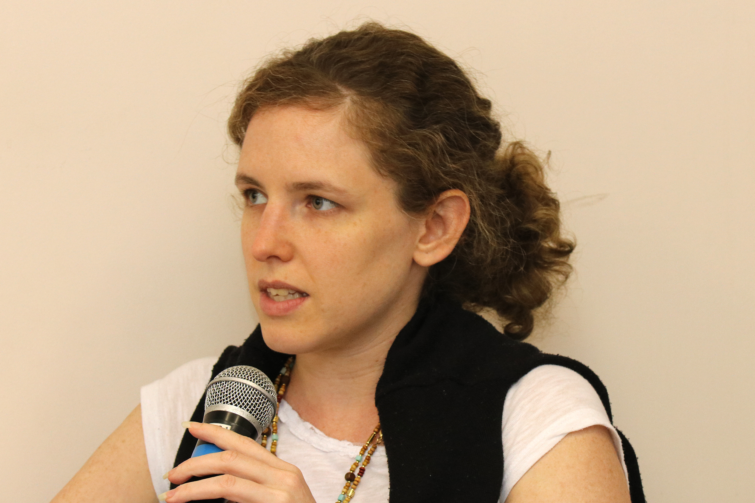 Josie Berezin Lafer fala durante o debate