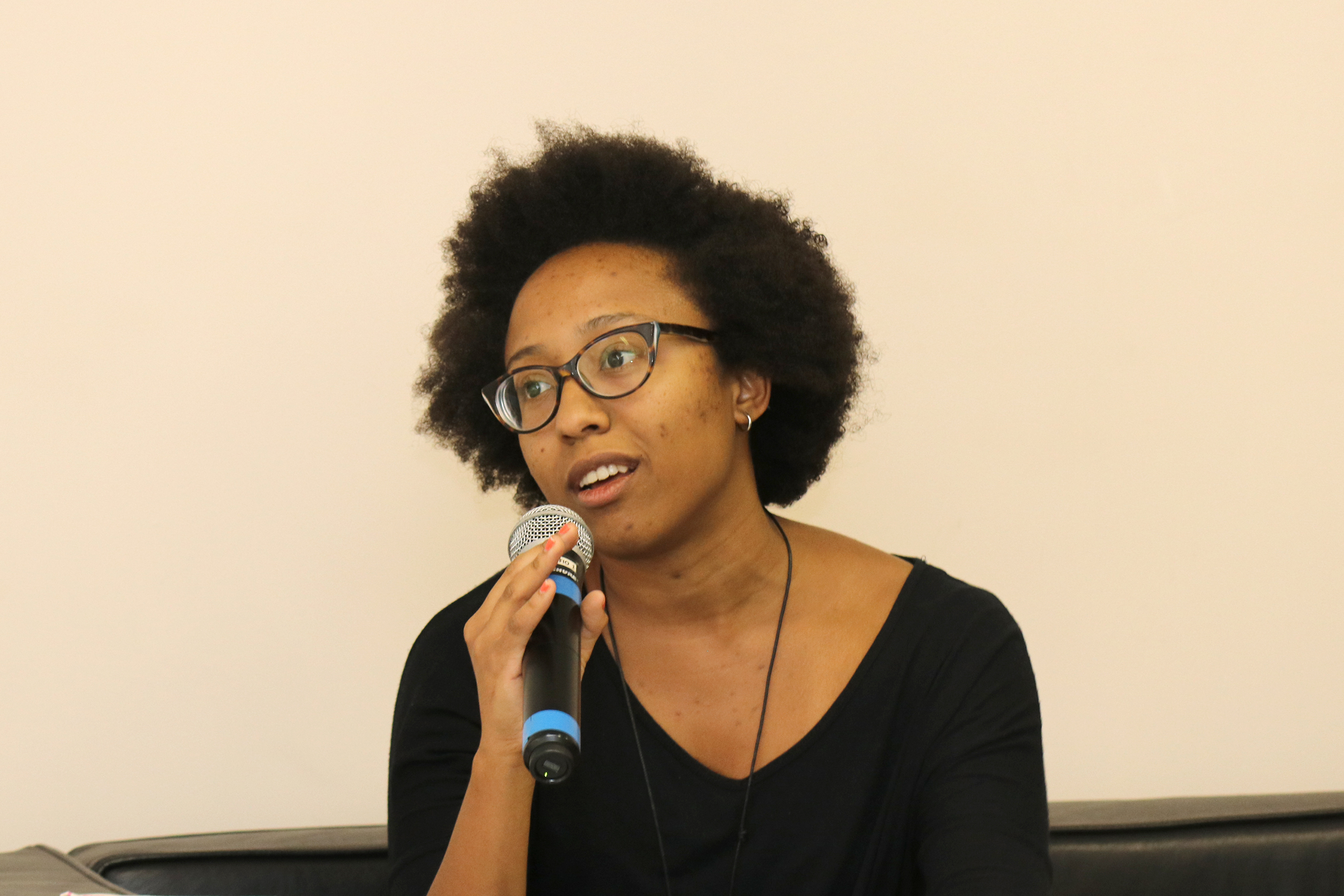 Bruna de Jesus Silva faz pergunta aos expositores
