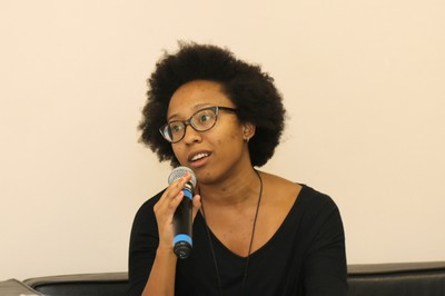 Bruna de Jesus Silva faz pergunta aos expositores