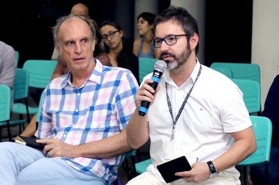 Eduardo Augusto Sena fala durante o debate