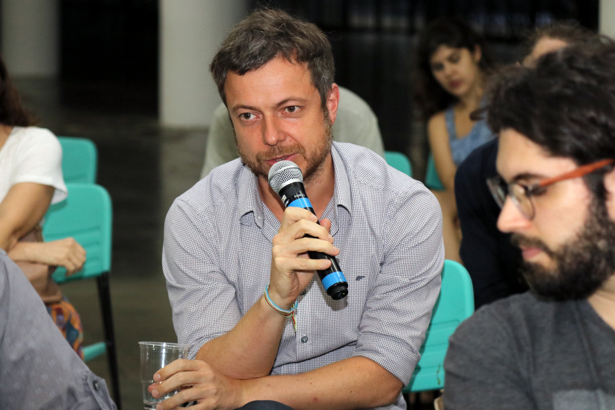 Felipe Arruda faz perguntas durante o debate