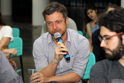 Felipe Arruda faz perguntas durante o debate
