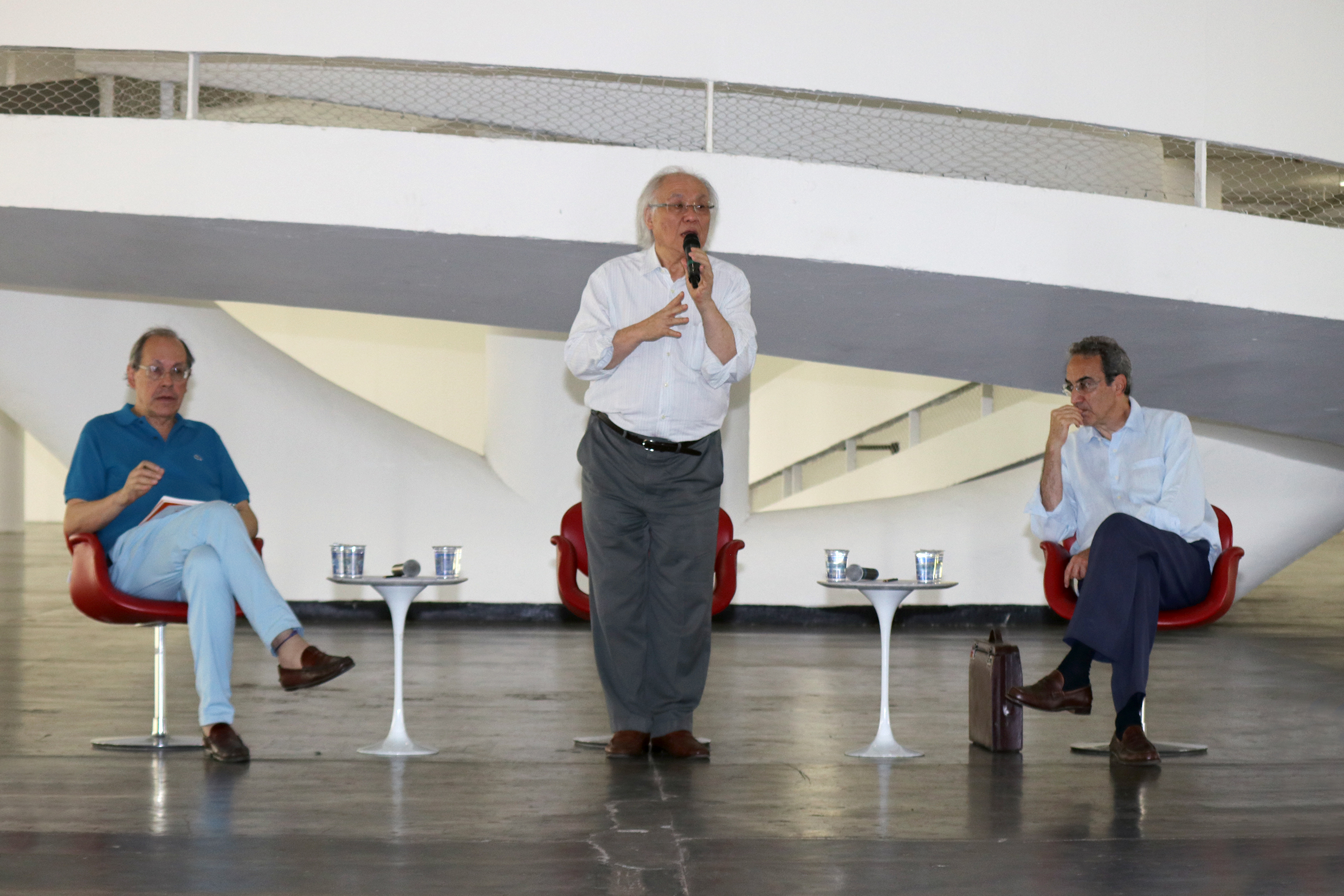 Ricardo Ohtake apresenta os expositores