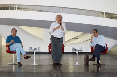 Ricardo Ohtake apresenta os expositores