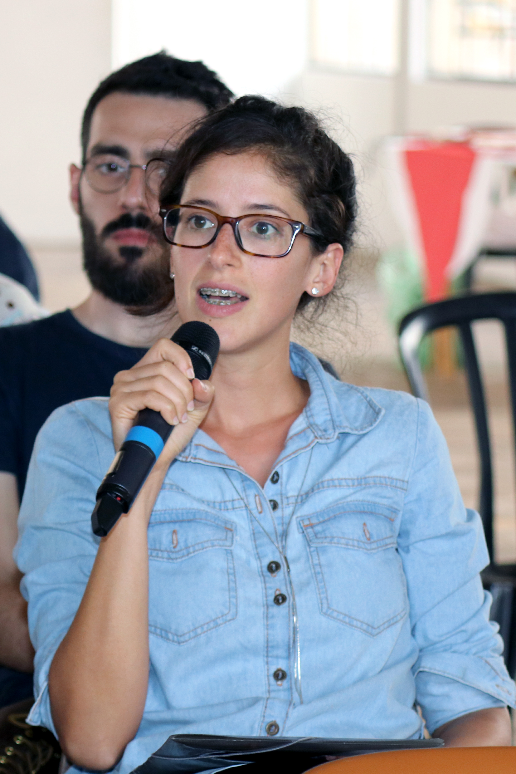 Daniela Cristina dos Santos faz perguntas durante o debate