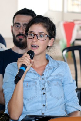 Daniela Cristina dos Santos faz perguntas durante o debate