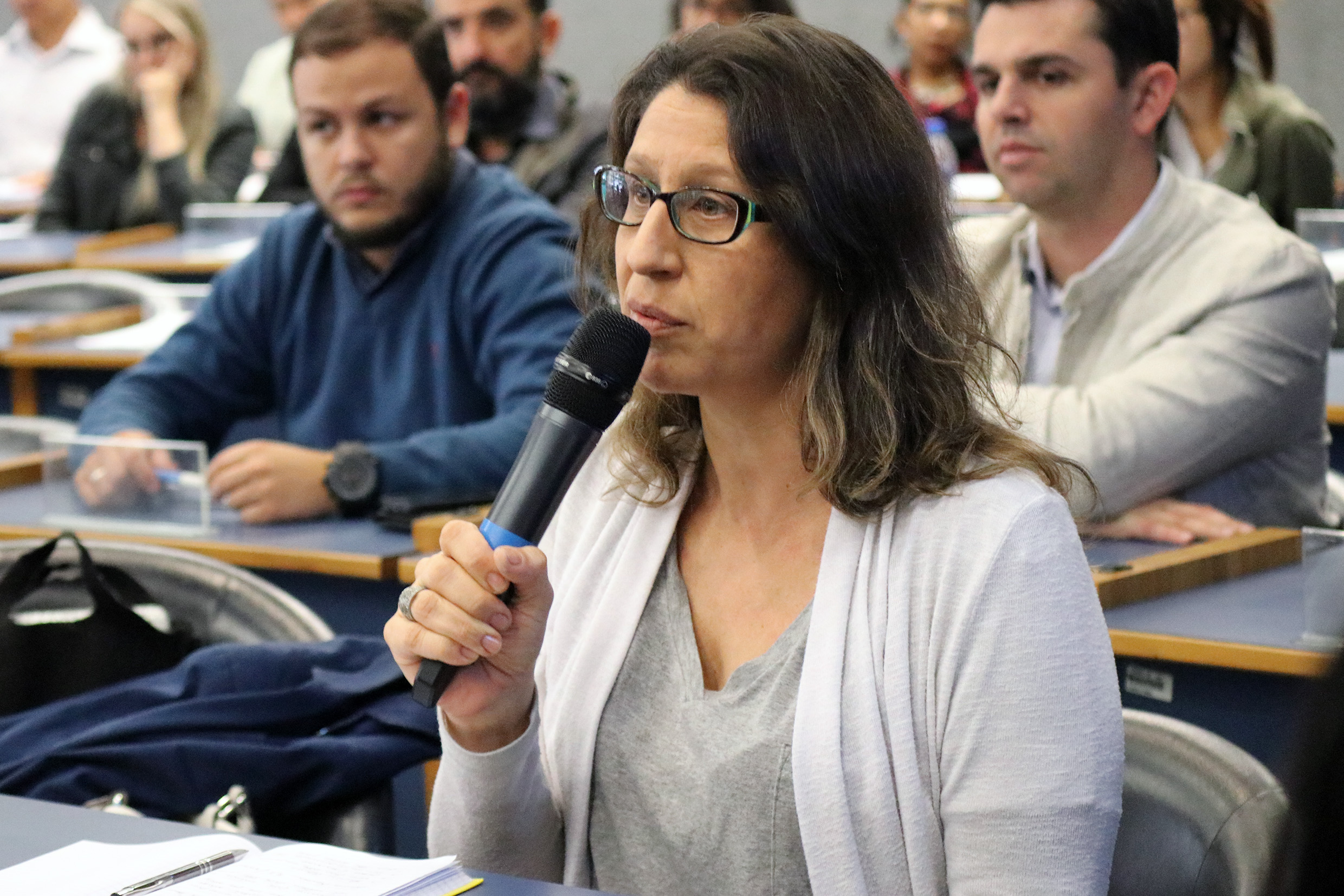 Participante do público faz perguntas ao expositor