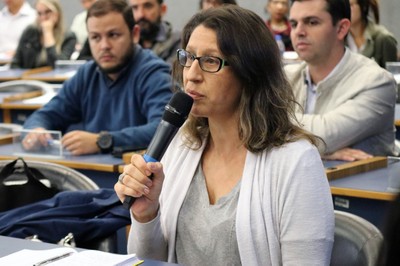 Participante do público faz perguntas ao expositor