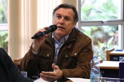 Participante do público faz perguntas durante o debate
