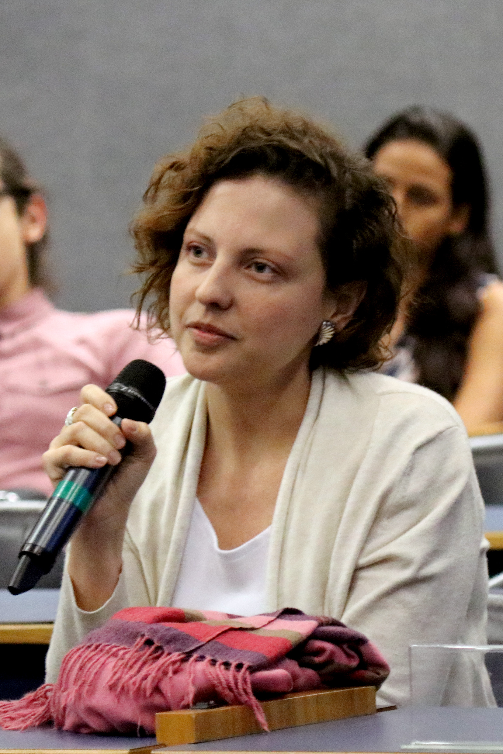 Participante do público faz perguntas ao expositor