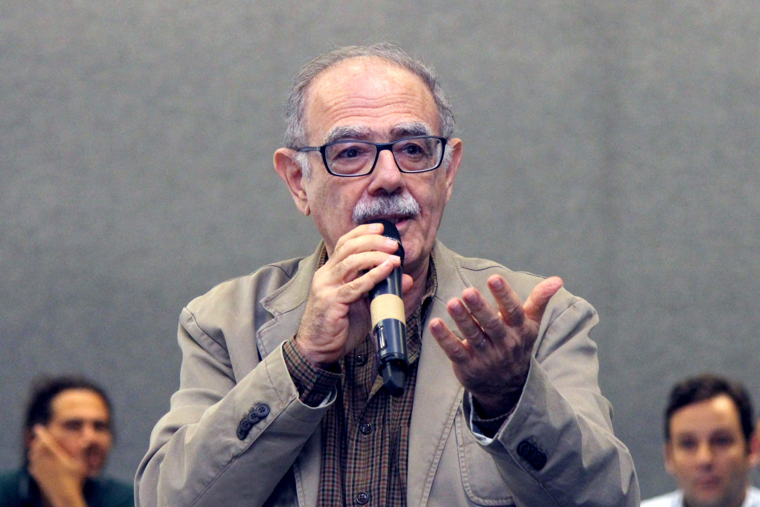 Alberto Claudio Habert  faz perguntas aos expositores
