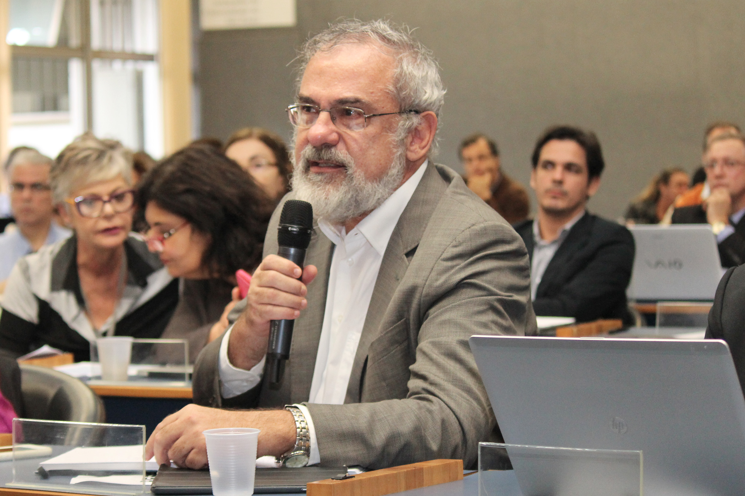 Estevam de Las Casas faz pergutas durante o debate