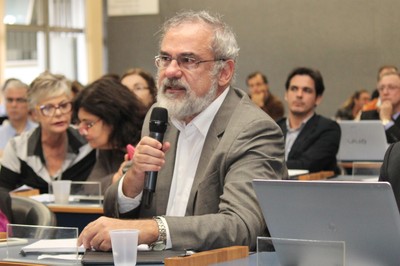 Estevam de Las Casas faz pergutas durante o debate