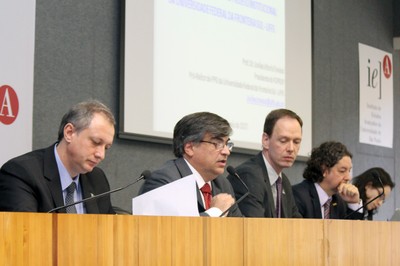 Joviles Trevisol, Carlos Gilberto Carlotti Junior, Klaus Werner Capelle e os relatores  Valdir Fernandes e Amanda Silveira Carbone - Mesa Redonda 2