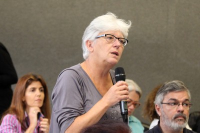 Participante do público faz perguntas aos expositores do Painel 1