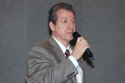 Participante do público faz perguntas durante o debate