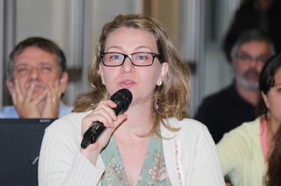 Participante do público faz perguntas durante o debate