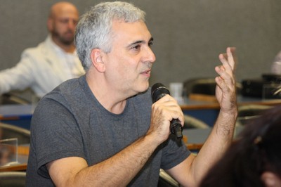 Participante do público faz perguntas durante o debate
