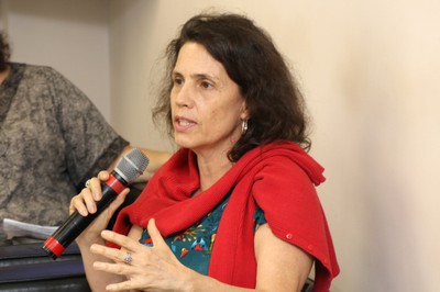 Participante do público faz pergunta durante o debate