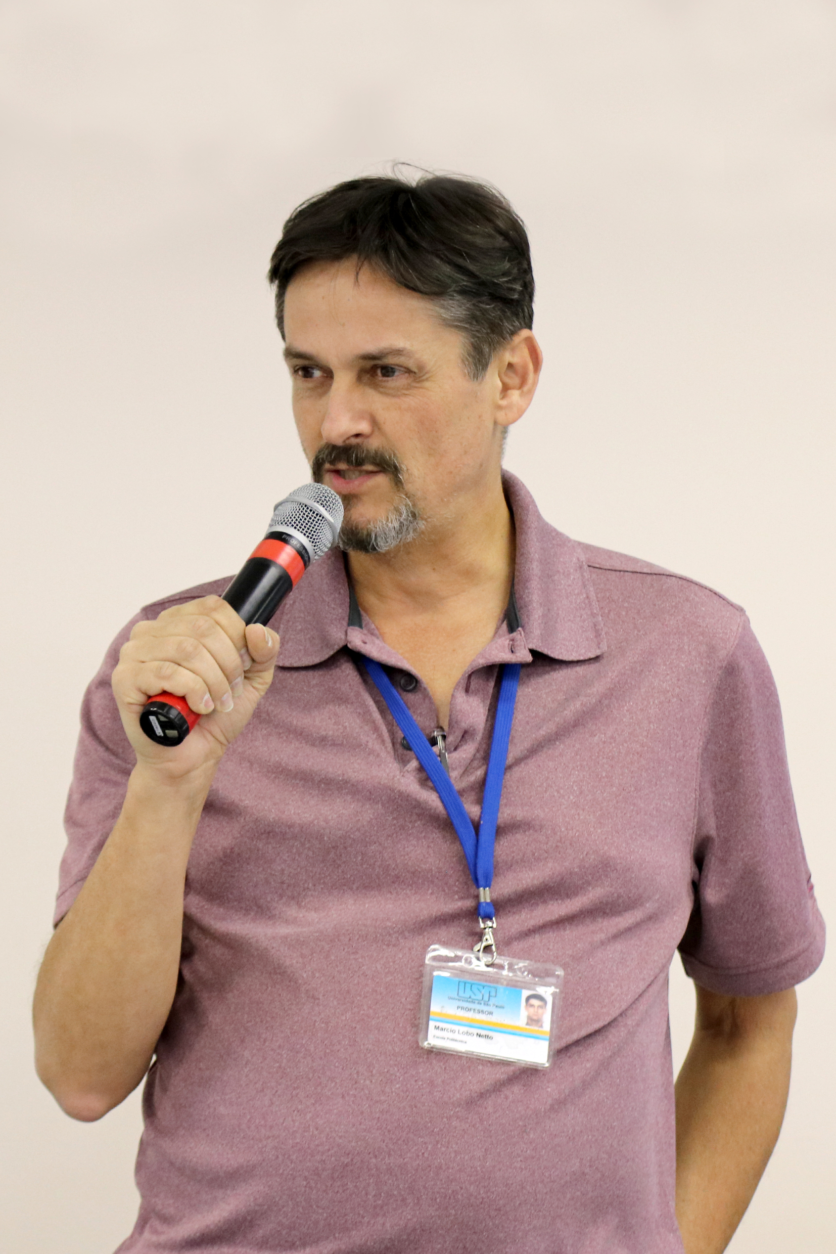 Participante do público faz perguntas ao expositor