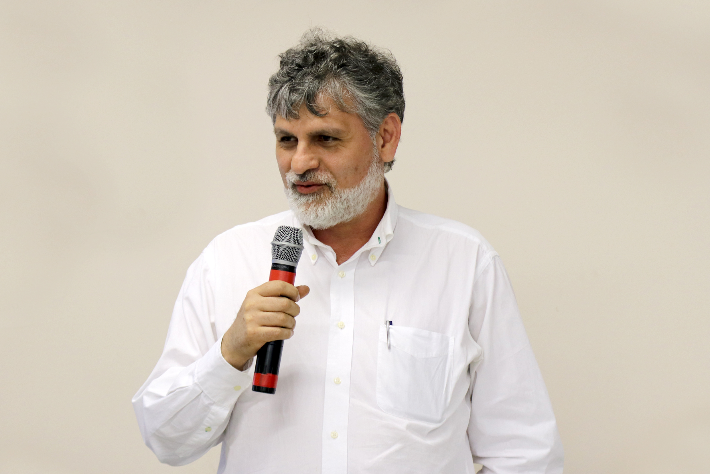 Participante do público faz perguntas ao expositor