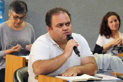 Participante do público faz perguntas durante o debate - 25/04/2017