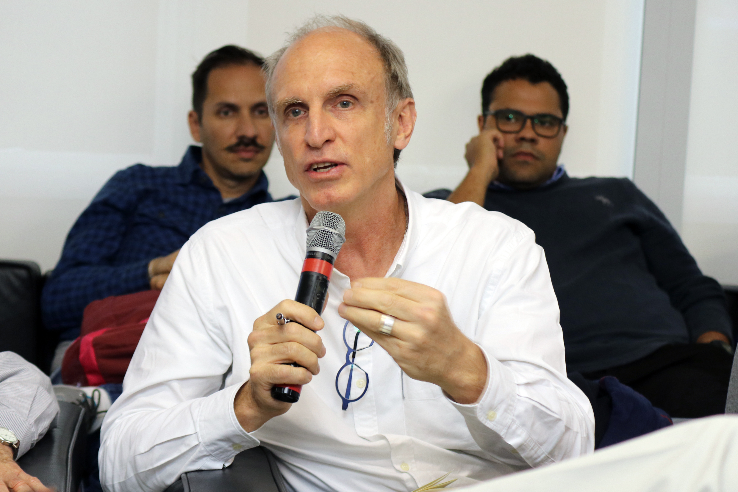 Martin Grossmann fala durante o debate