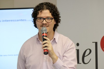 Felipe Lacerda faz perguntas ao expositor