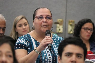 Participante do público faz perguntas aos expositores durante o debate