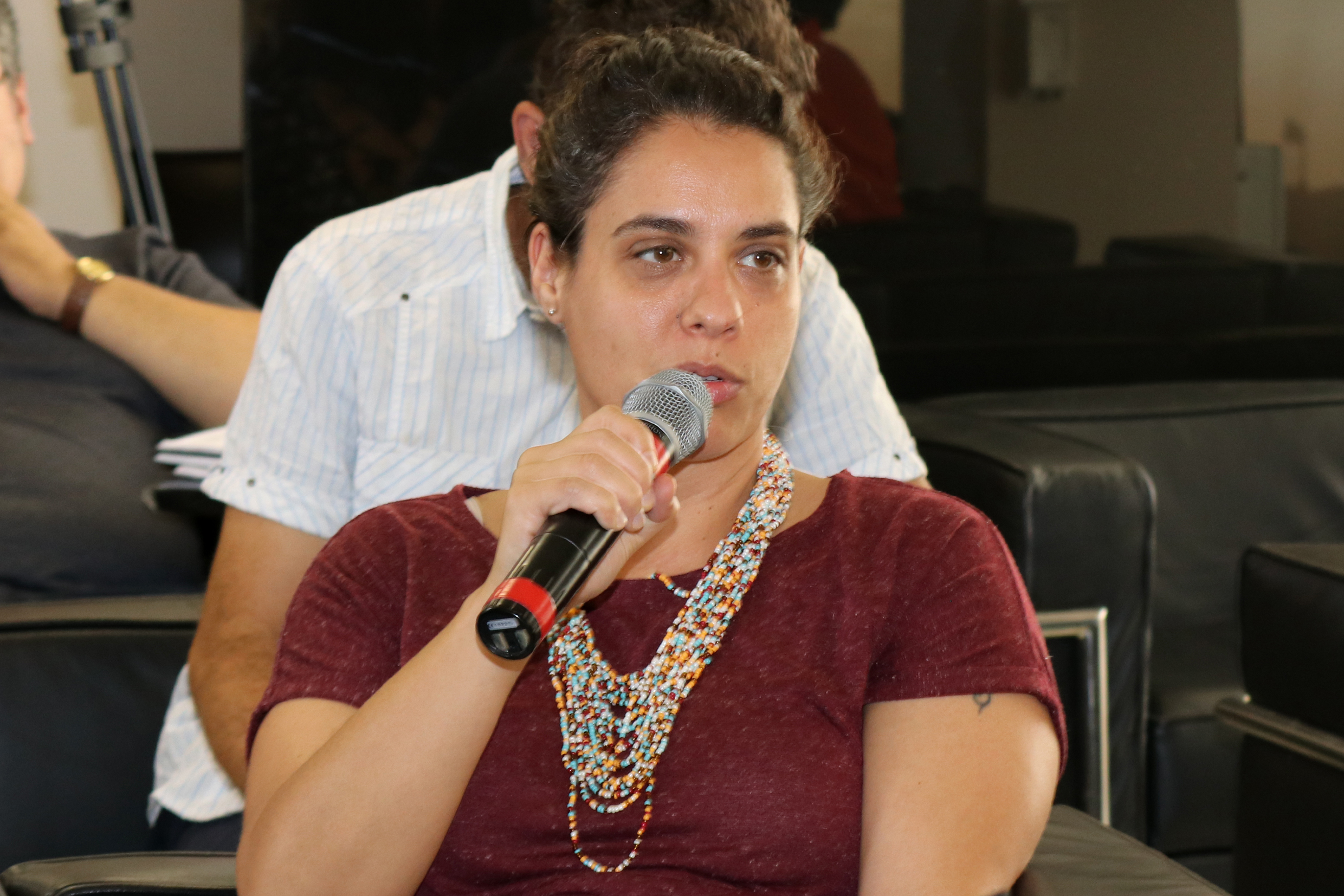 Participante do público faz perguntas durante o debate