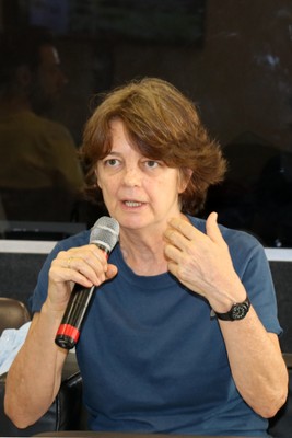 Participante do público faz perguntas durante o debate