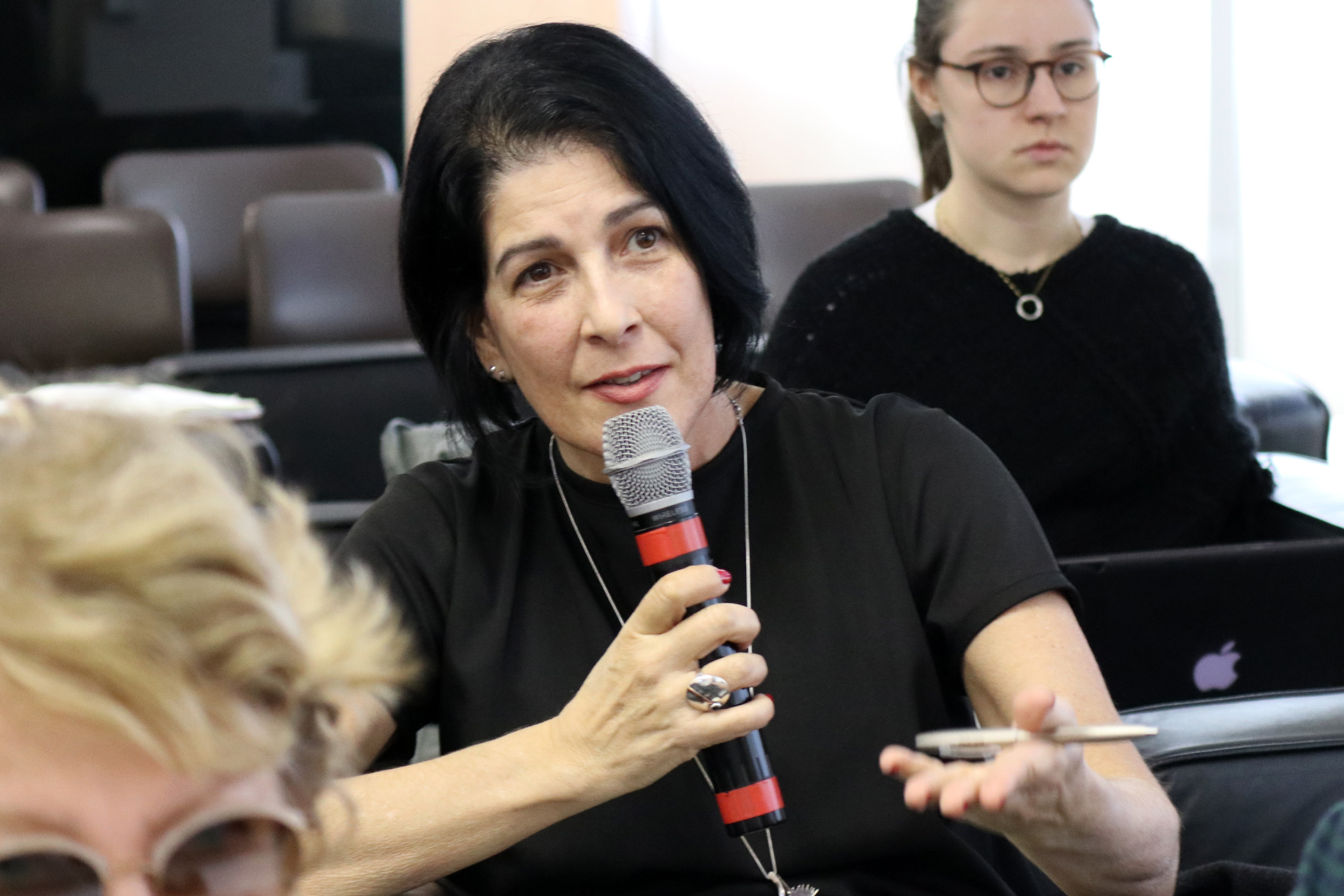 Lucia Maciel Barbosa de Oliveira faz perguntas durante o debate