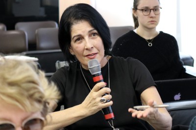 Lucia Maciel Barbosa de Oliveira faz perguntas durante o debate