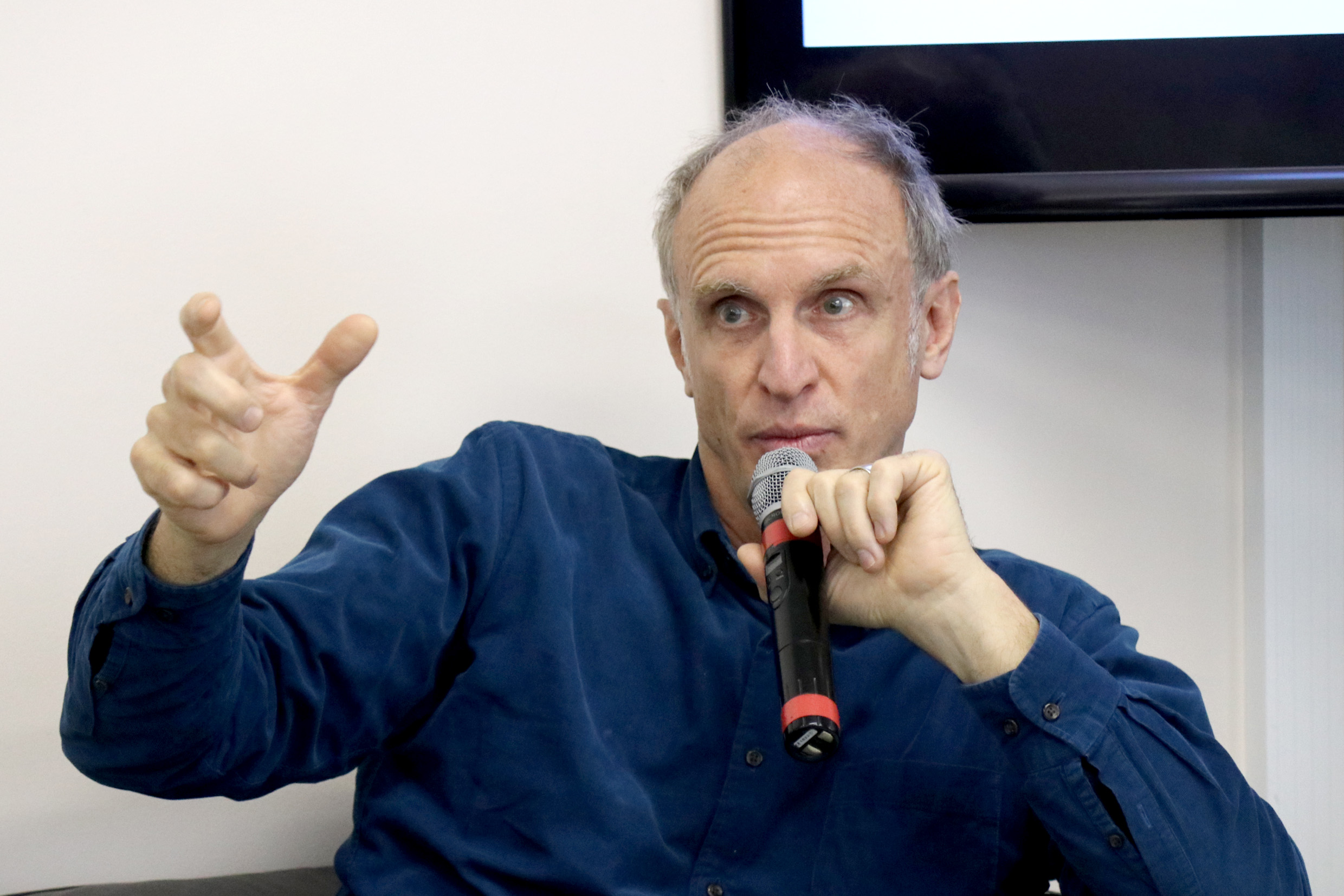 Martin Grossmann faz perguntas ao expositor