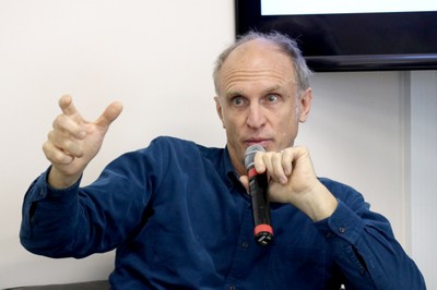 Martin Grossmann faz perguntas ao expositor