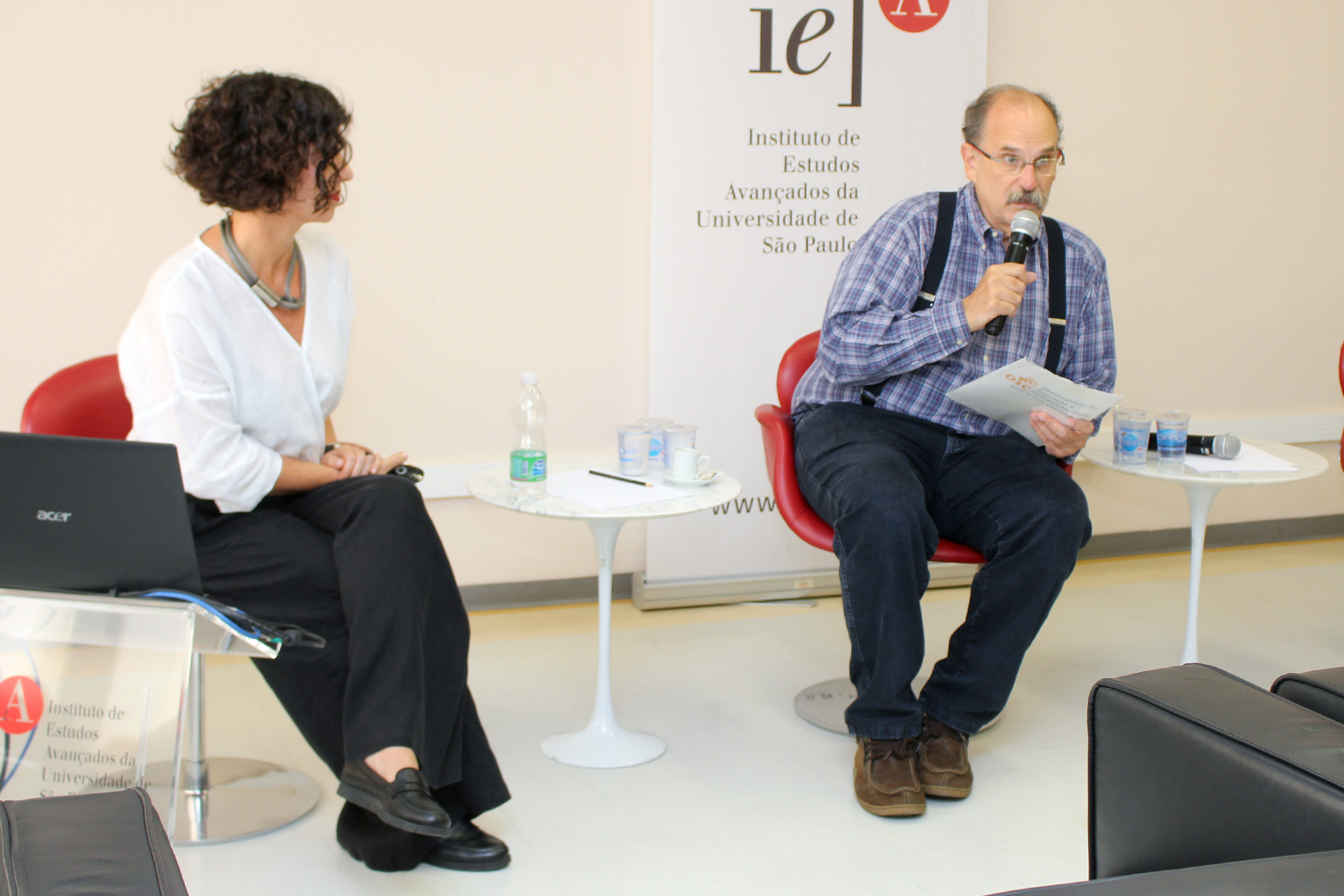 Glauco Arbix abre o evento e apresenta a expositora, Denise Golgher