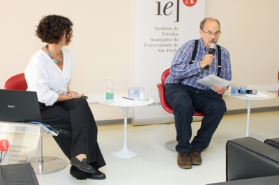 Glauco Arbix abre o evento e apresenta a expositora, Denise Golgher
