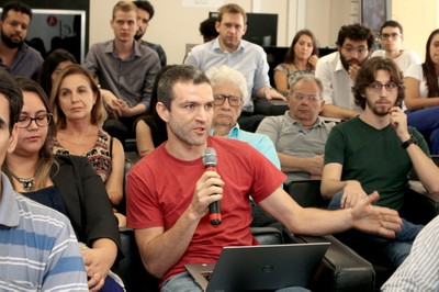 Participante do público faz perguntas durante o debate