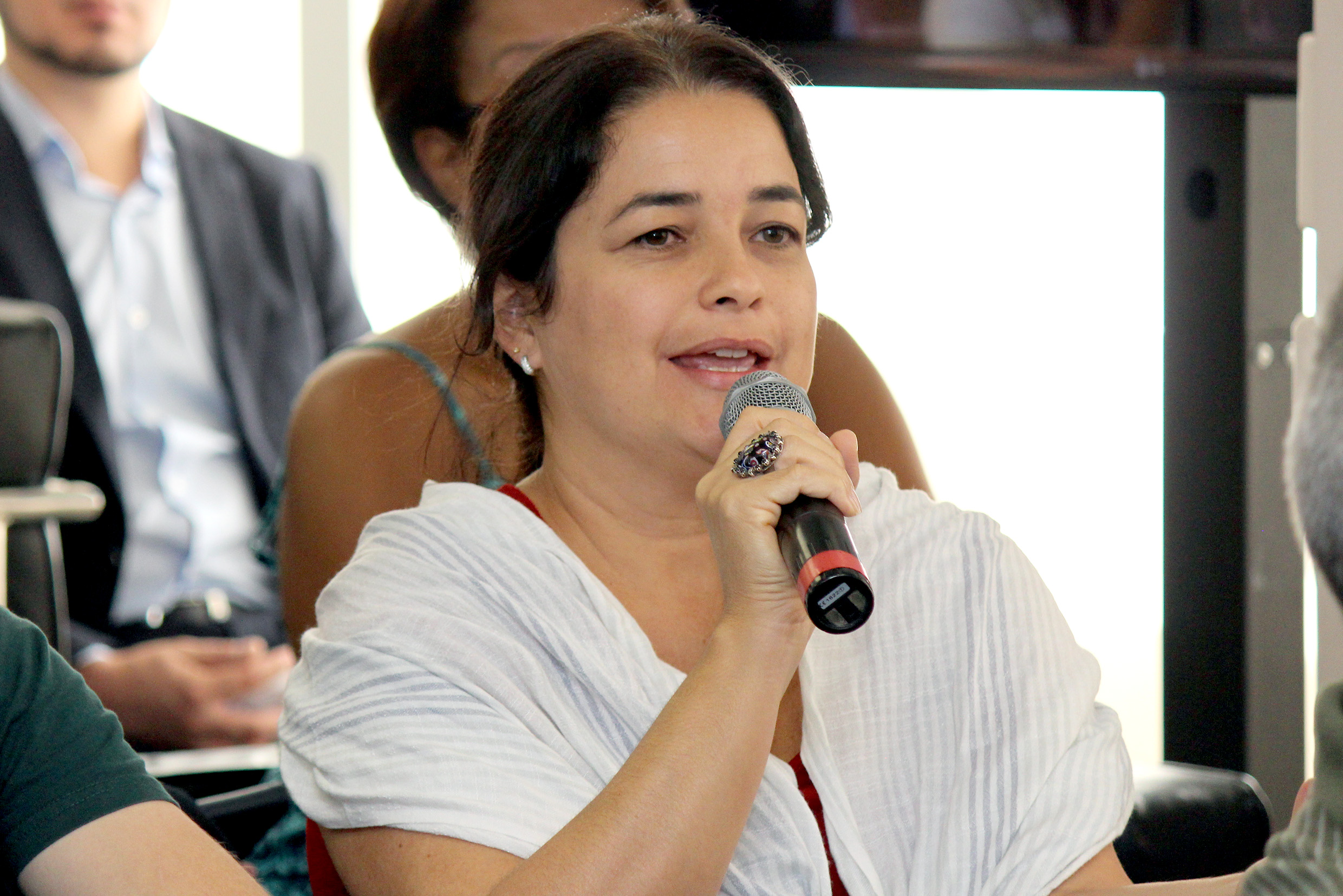 Participante do público faz perguntas durante o debate