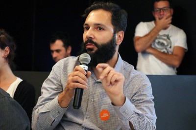 Participante do público faz perguntas durante o debate
