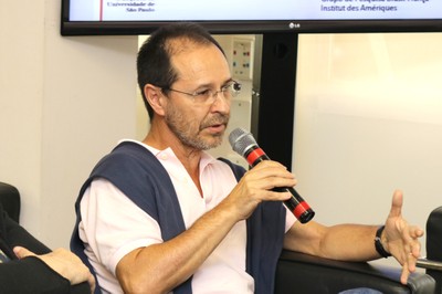 Participante do público fala durante o debate