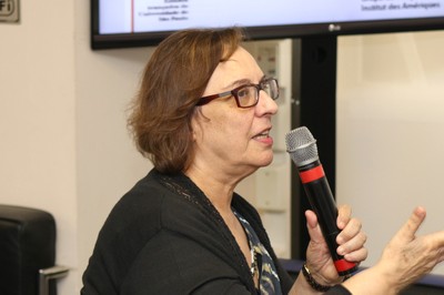 Participante do público faz pergunta aos expositores