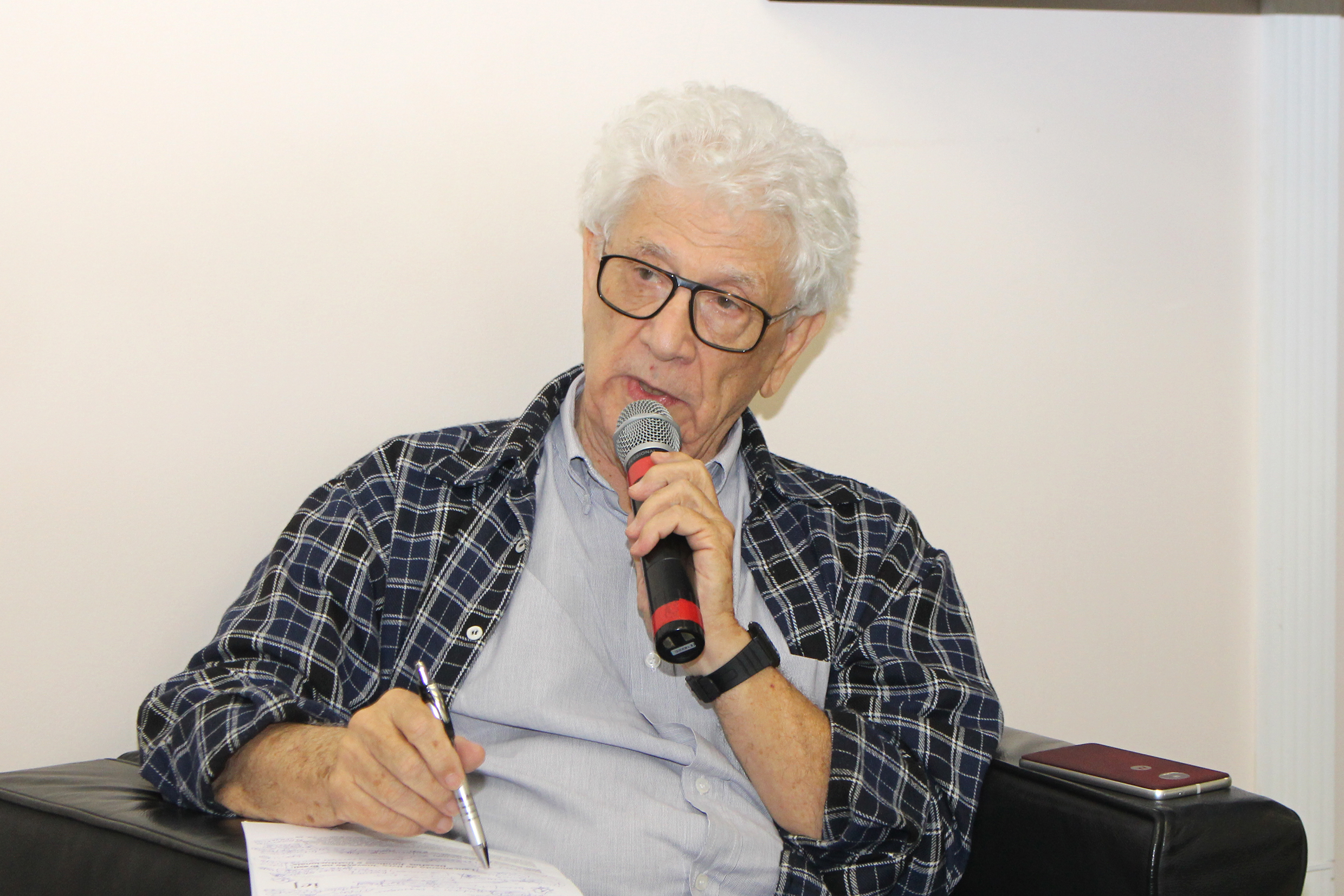 Participante do público fala durante o debate