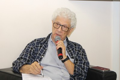 Participante do público fala durante o debate