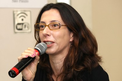 Participante do público fala durante o debate 