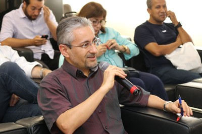 Participante do público faz pergunta aos expositores