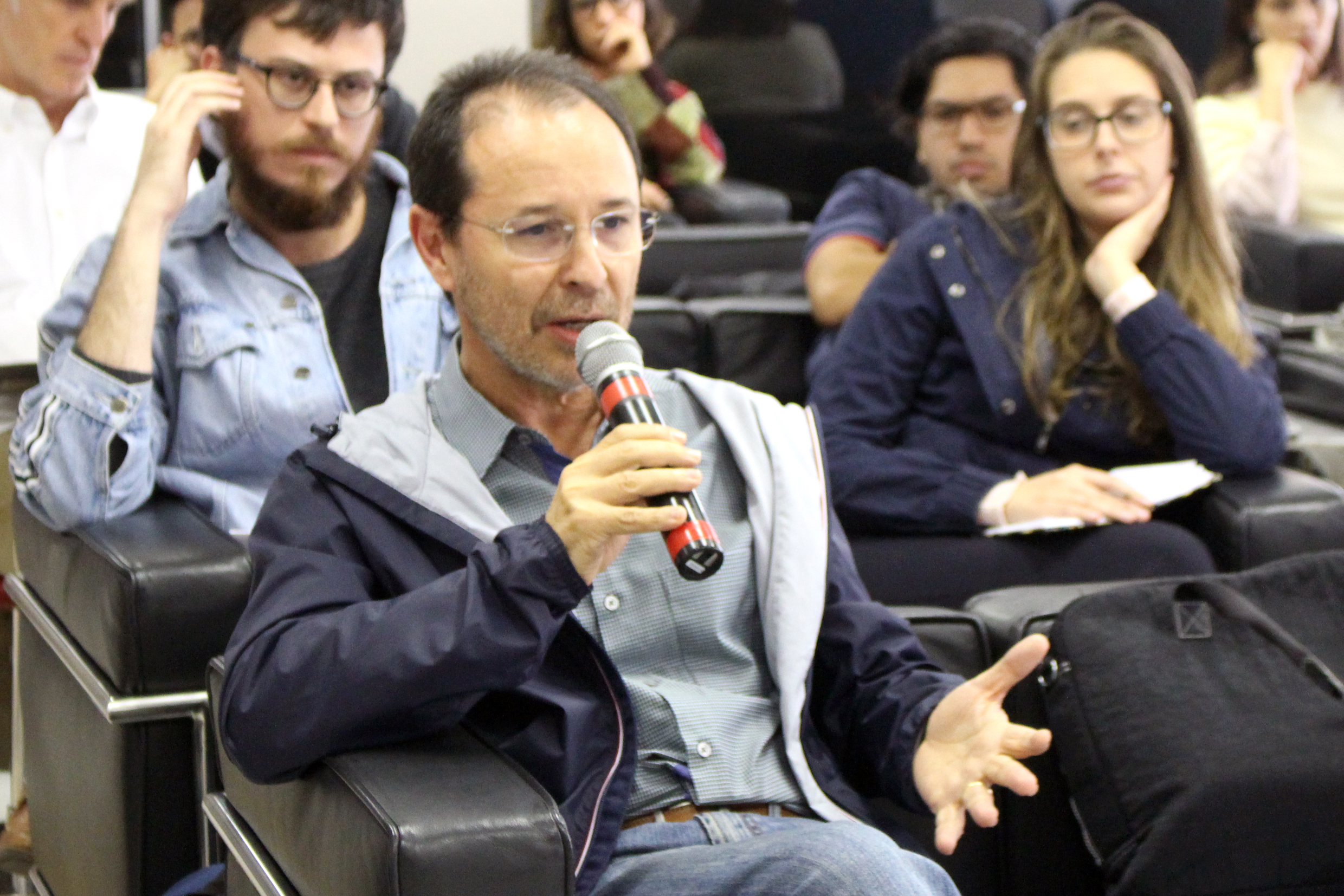 Participante do público faz perguntas durante o debate