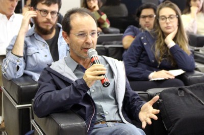 Participante do público faz perguntas durante o debate