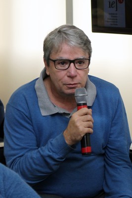 Participante do público faz perguntas durante o debate